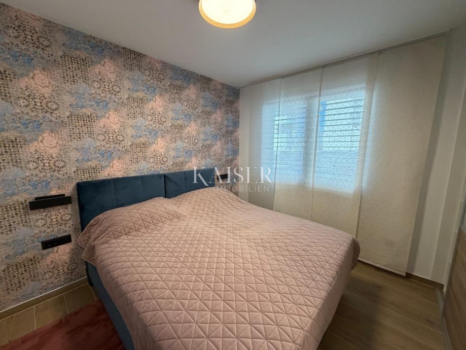 Nuovo edificio Petrčane, piano terra, 3 camere da letto + soggiorno, vicino al mare.