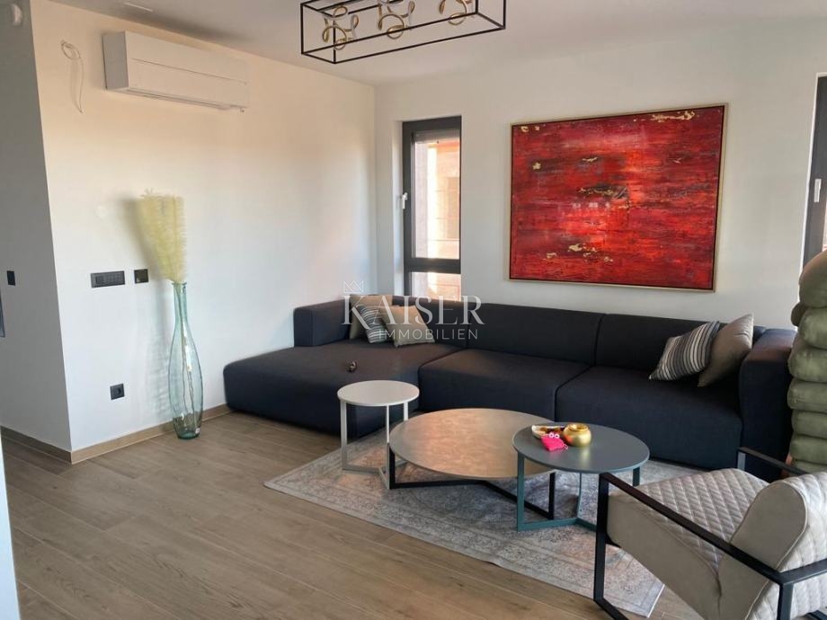 Nuovo edificio Petrčane, piano terra, 3 camere da letto + soggiorno, vicino al mare.