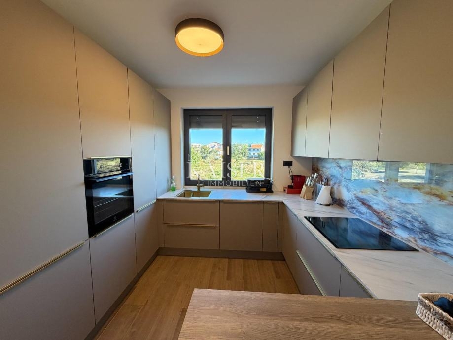 Nuovo edificio Petrčane, piano terra, 3 camere da letto + soggiorno, vicino al mare.