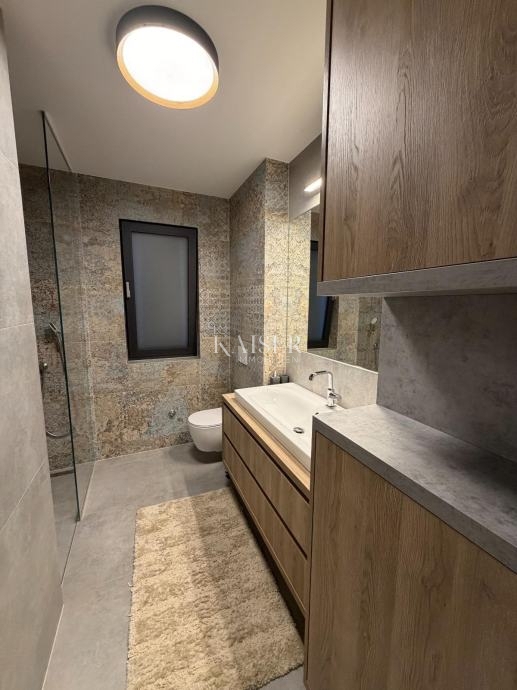 Nuovo edificio Petrčane, piano terra, 3 camere da letto + soggiorno, vicino al mare.