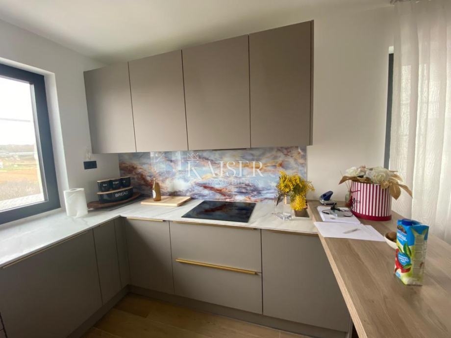 Nuovo edificio Petrčane, piano terra, 3 camere da letto + soggiorno, vicino al mare.