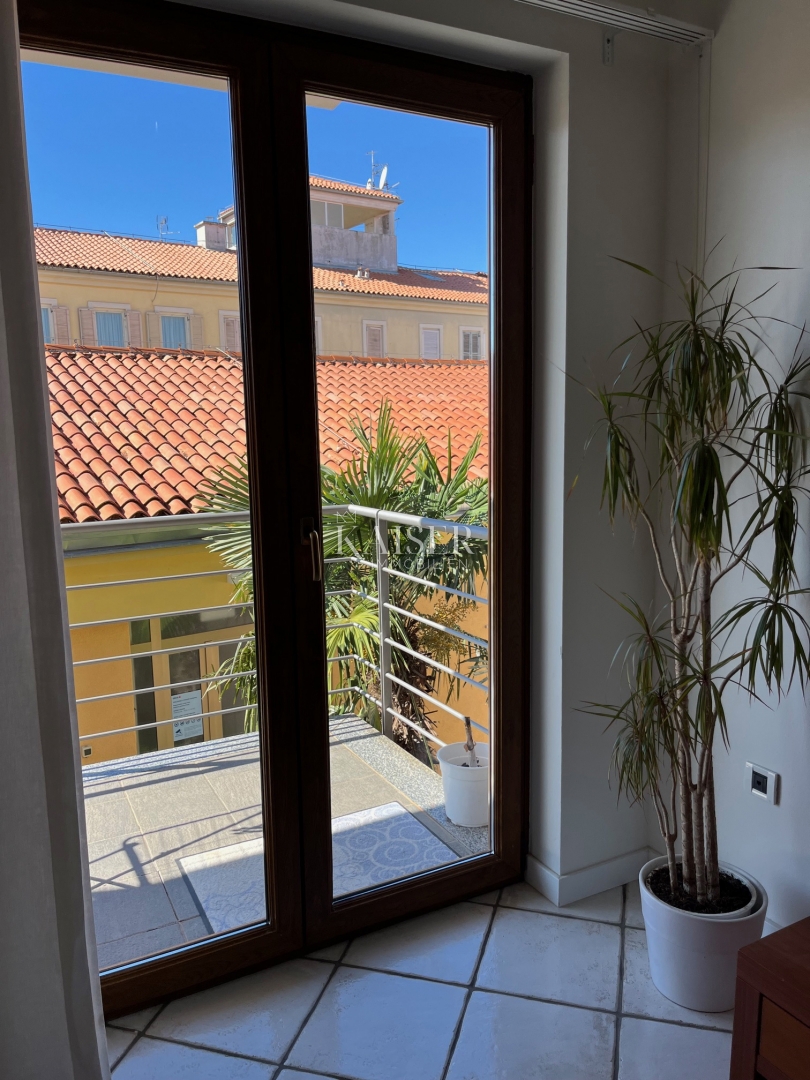 Istria - Parenzo, appartamento con tre camere da letto nel centro di Parenzo, a 100 m dal mare