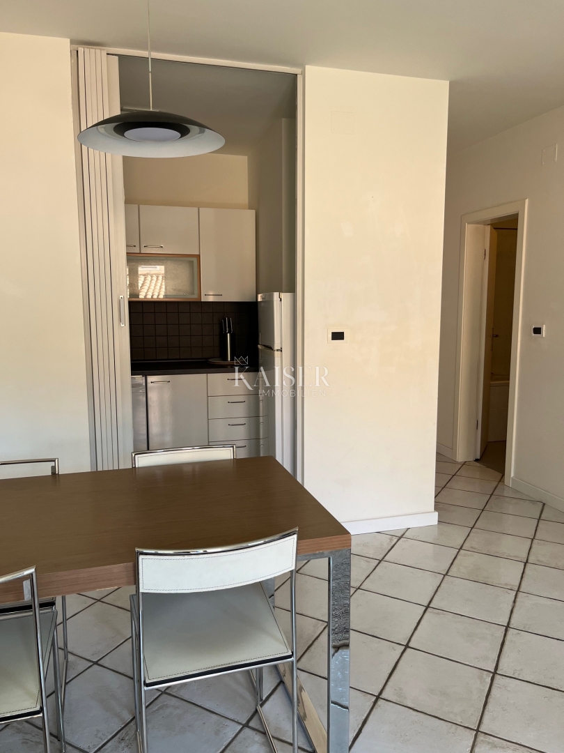 Istria - Parenzo, appartamento con tre camere da letto nel centro di Parenzo, a 100 m dal mare