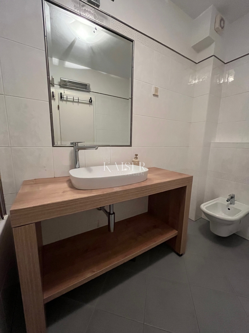 Istria - Parenzo, appartamento con tre camere da letto nel centro di Parenzo, a 100 m dal mare