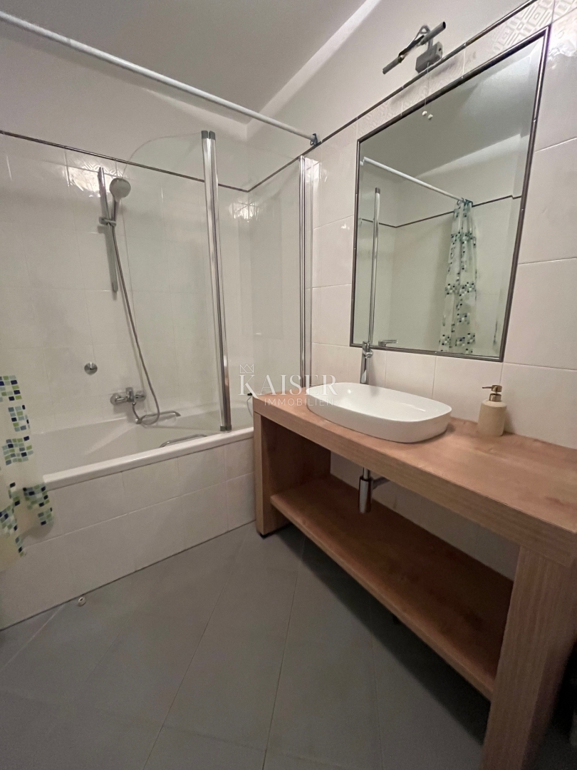 Istria - Parenzo, appartamento con tre camere da letto nel centro di Parenzo, a 100 m dal mare