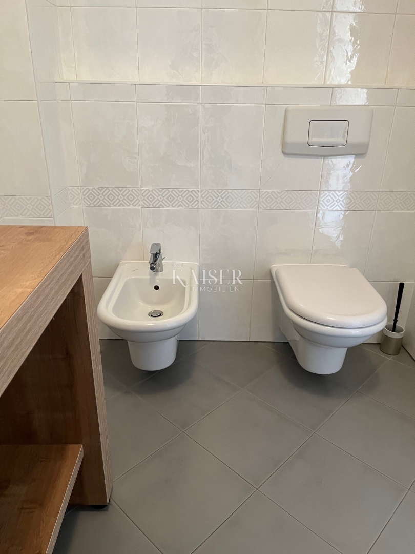 Istria - Parenzo, appartamento con tre camere da letto nel centro di Parenzo, a 100 m dal mare