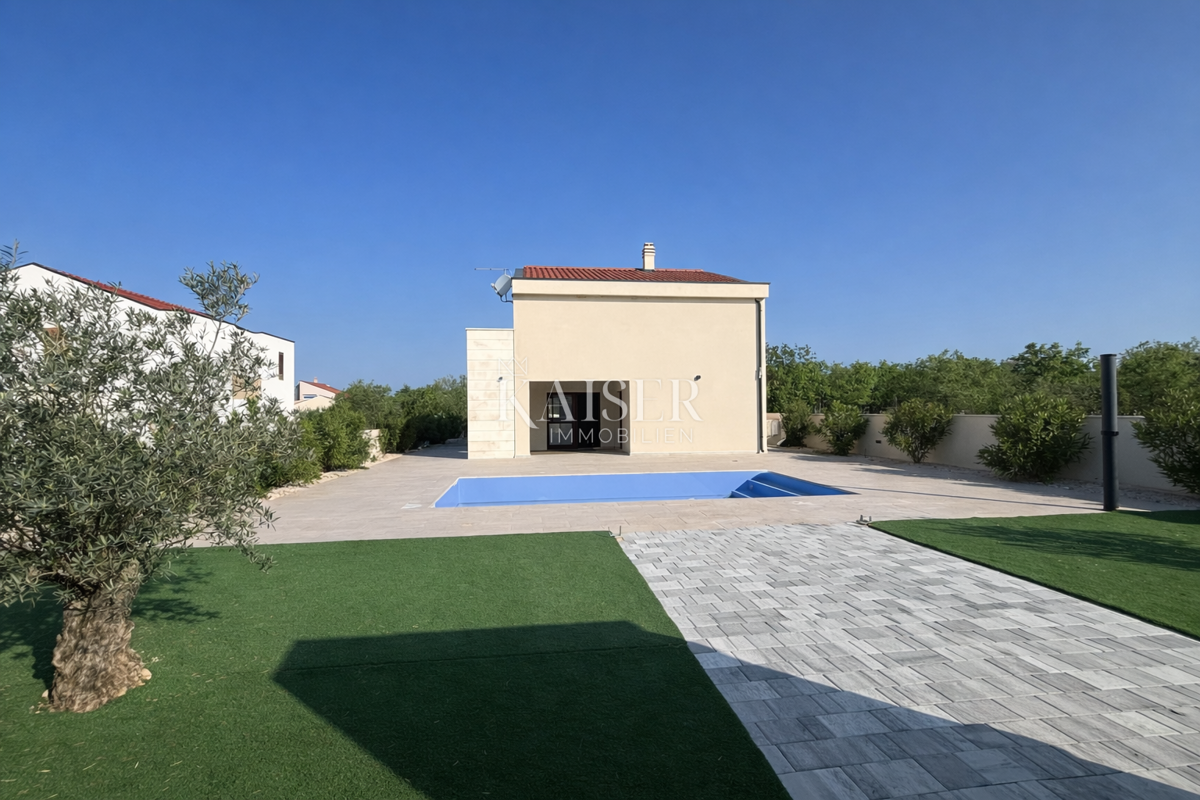 Zara – Murvica | Casa moderna con piscina e ampio giardino