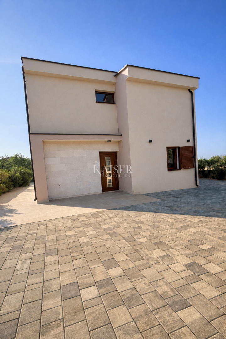 Zara – Murvica | Casa moderna con piscina e ampio giardino