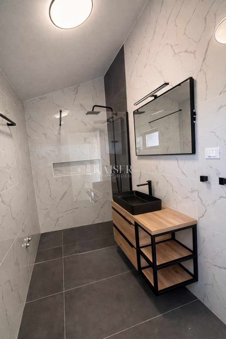 Zara – Murvica | Casa moderna con piscina e ampio giardino