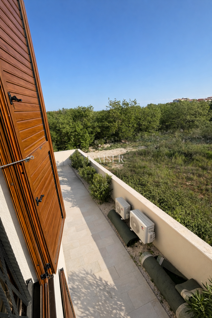 Zara – Murvica | Casa moderna con piscina e ampio giardino