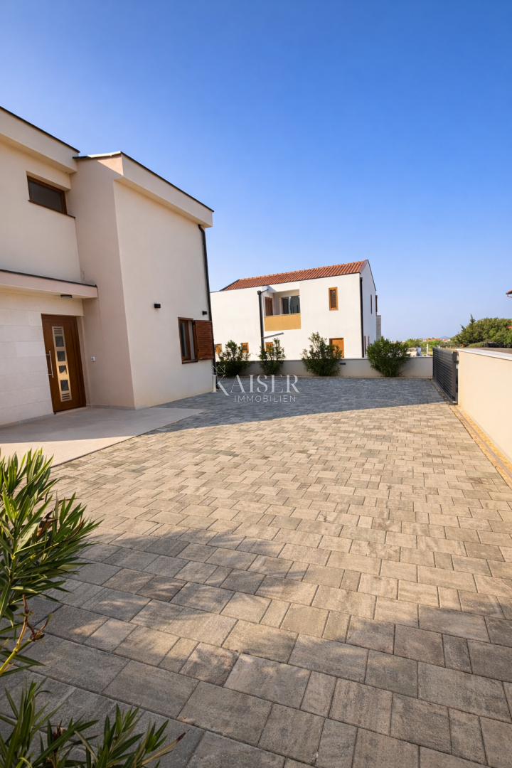 Zara – Murvica | Casa moderna con piscina e ampio giardino