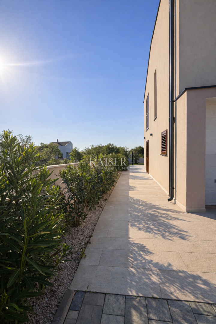 Zara – Murvica | Casa moderna con piscina e ampio giardino