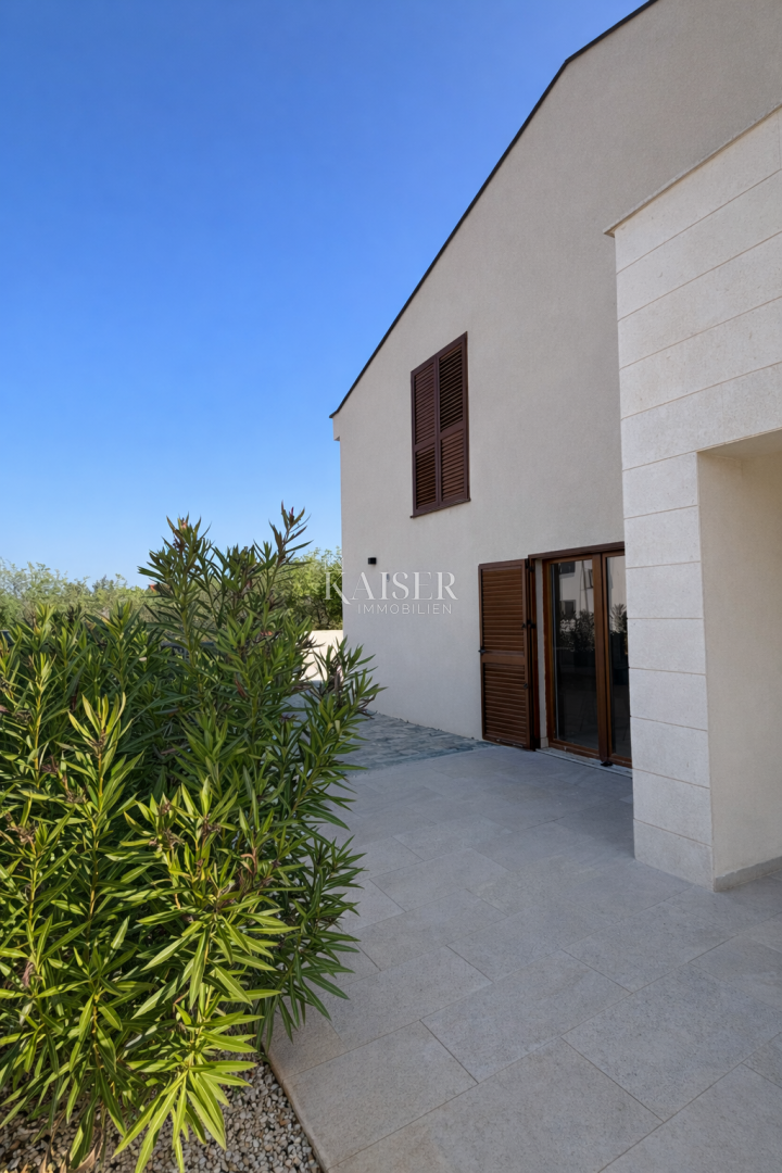 Zara – Murvica | Casa moderna con piscina e ampio giardino