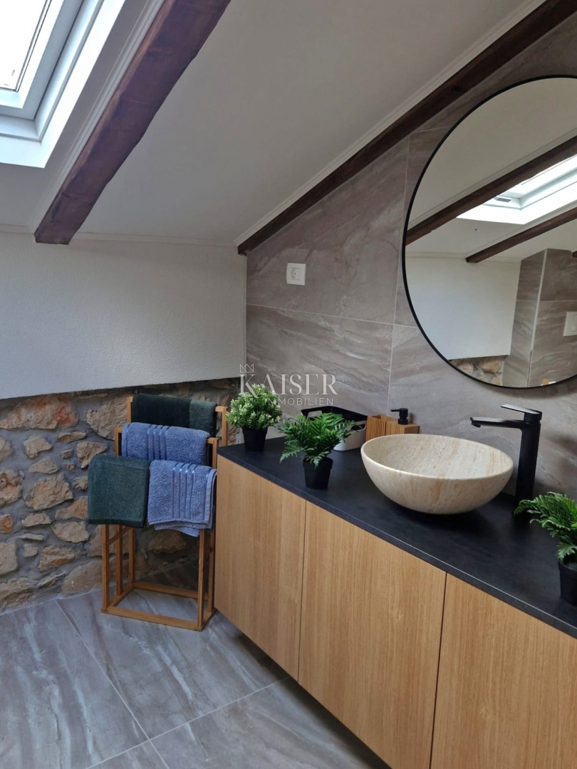 Isola di Krk, dintorni di Dobrinje - antico adattato