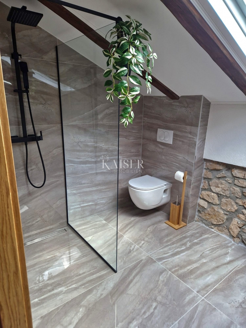 Isola di Krk, dintorni di Dobrinje - antico adattato