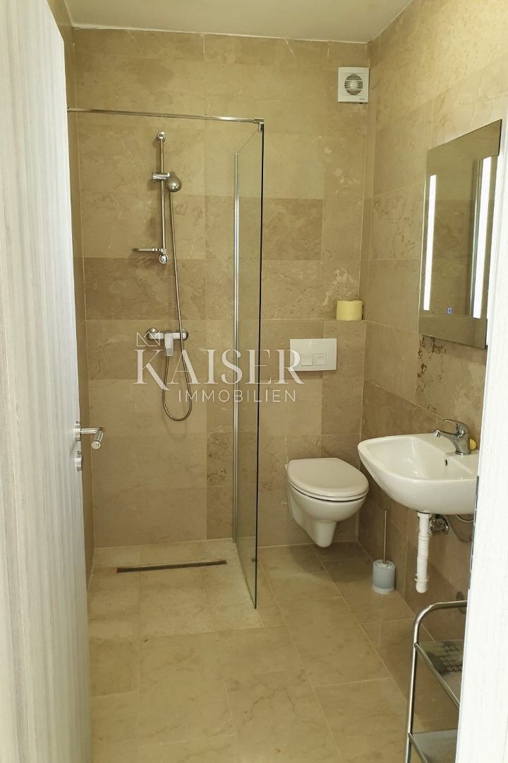 Rabac - casa plurifamiliare con piscina, 500 m2