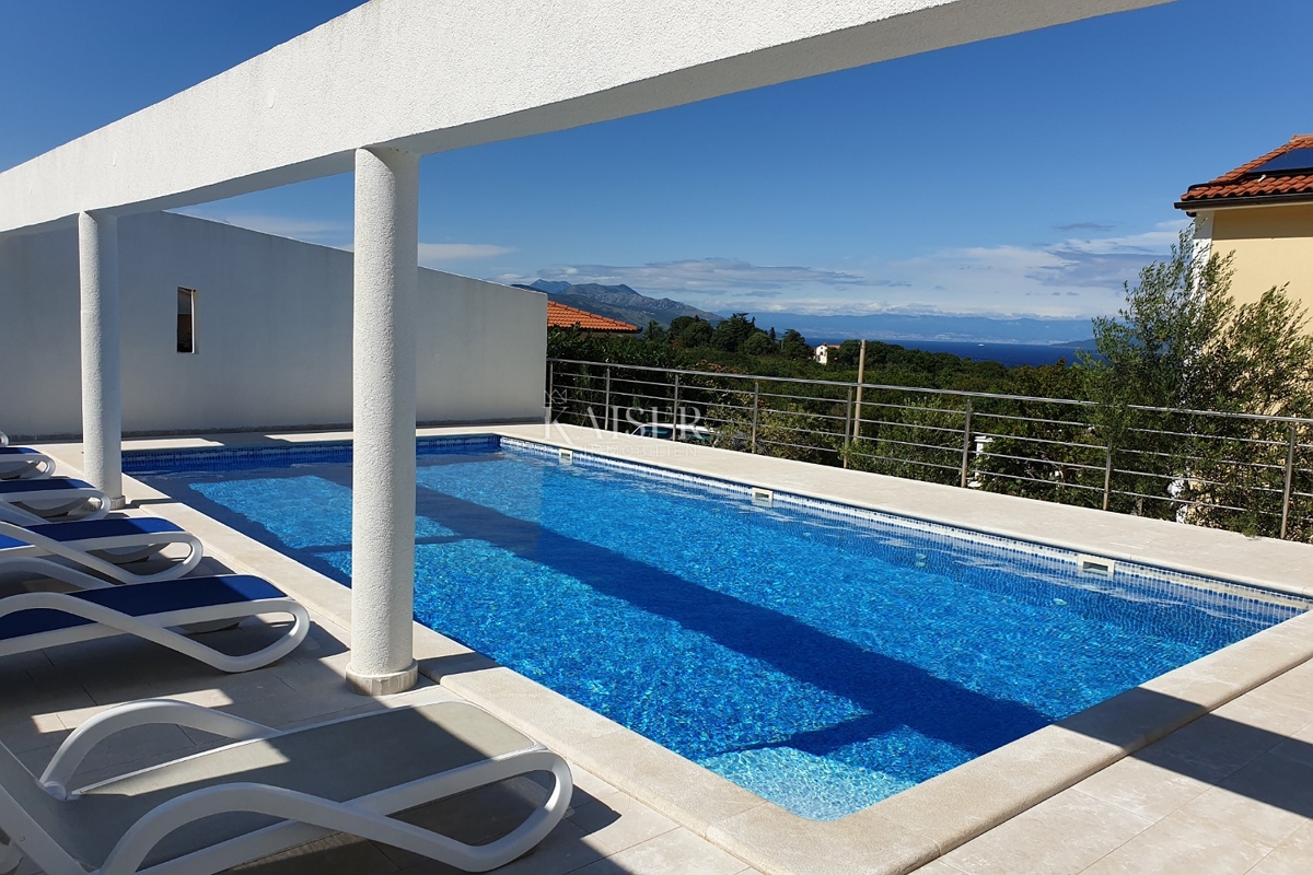 Rabac - casa plurifamiliare con piscina, 500 m2