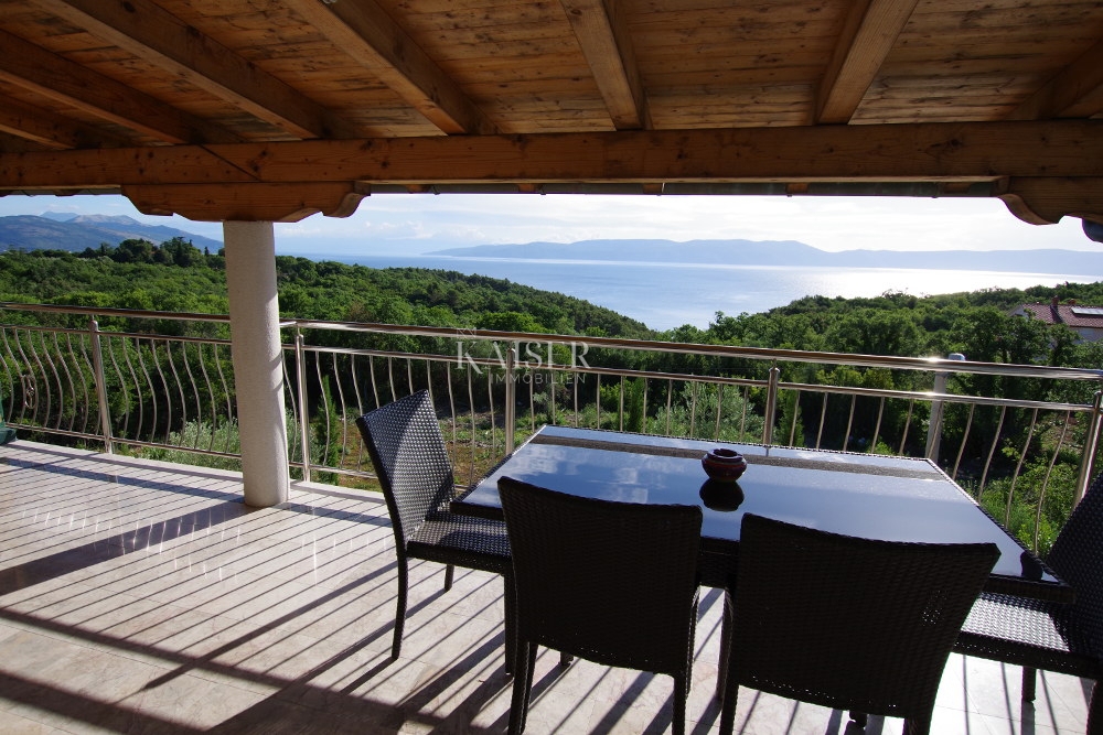 Rabac - casa plurifamiliare con piscina, 500 m2