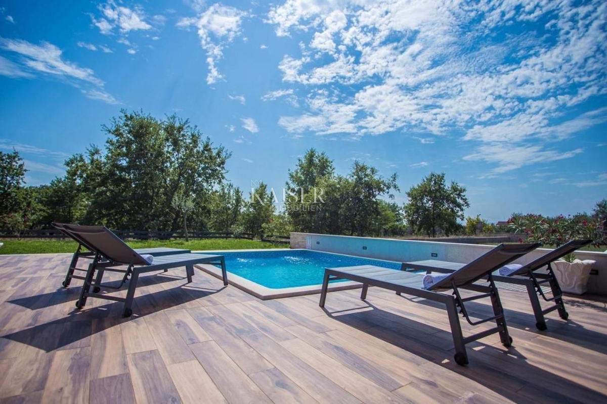Istria - Parenzo, affascinante casa su un piano con piscina