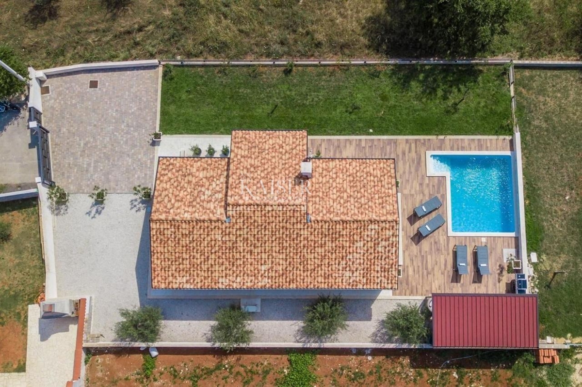 Istria - Parenzo, affascinante casa su un piano con piscina