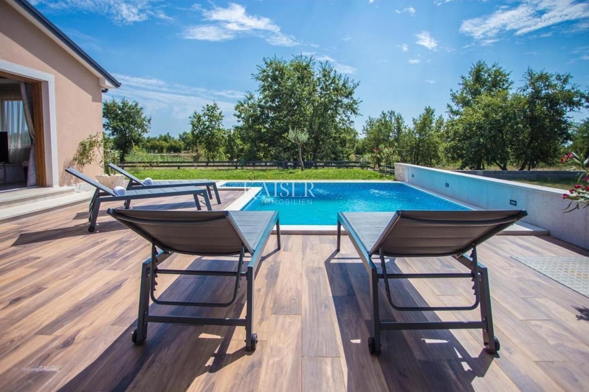Istria - Parenzo, affascinante casa su un piano con piscina