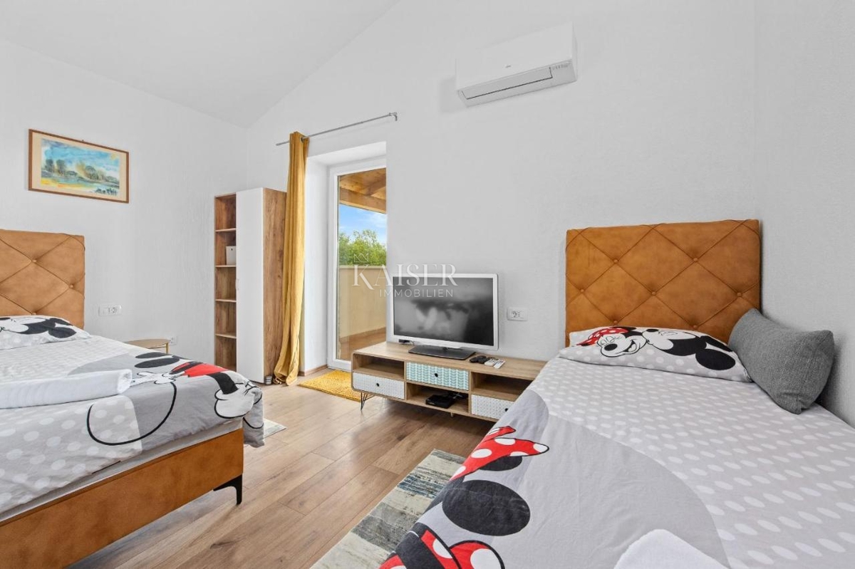 Svetvinčenat - villa rustica con piscina, 160 m2