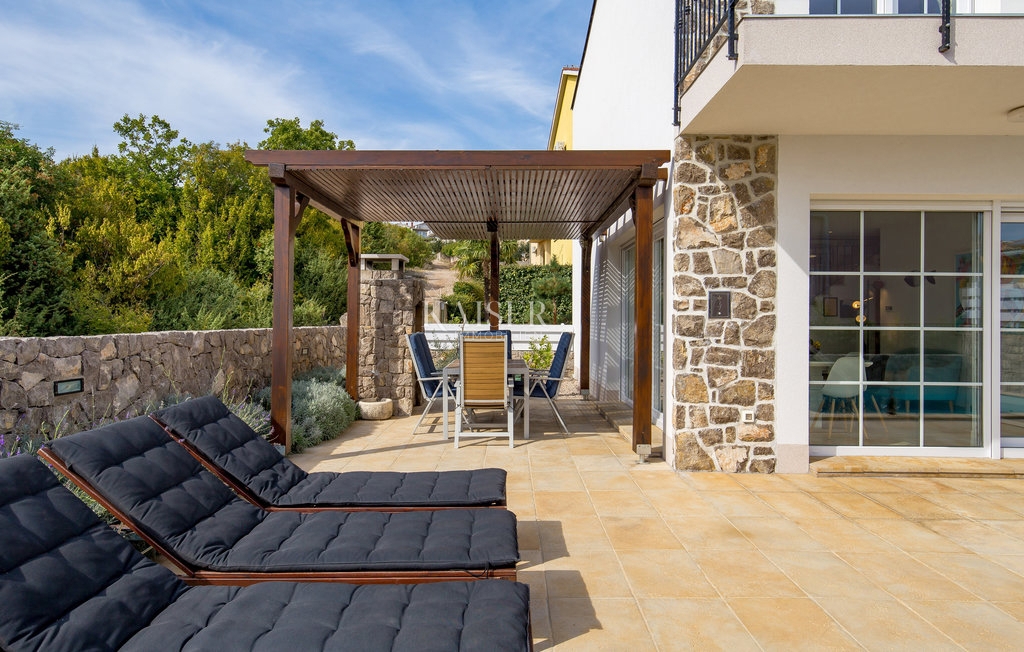 Kornić, Isola di Krk - villa 121m2 con vista mare e piscina