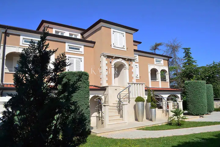Istria, Parenzo - casa plurifamiliare con piscina,  685 m2