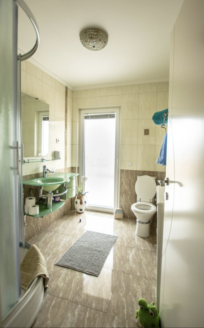 Istria, Parenzo - casa plurifamiliare con piscina,  685 m2