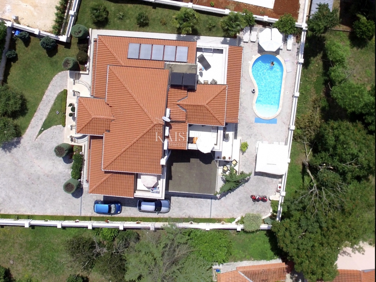 Istria, Parenzo - casa plurifamiliare con piscina,  685 m2