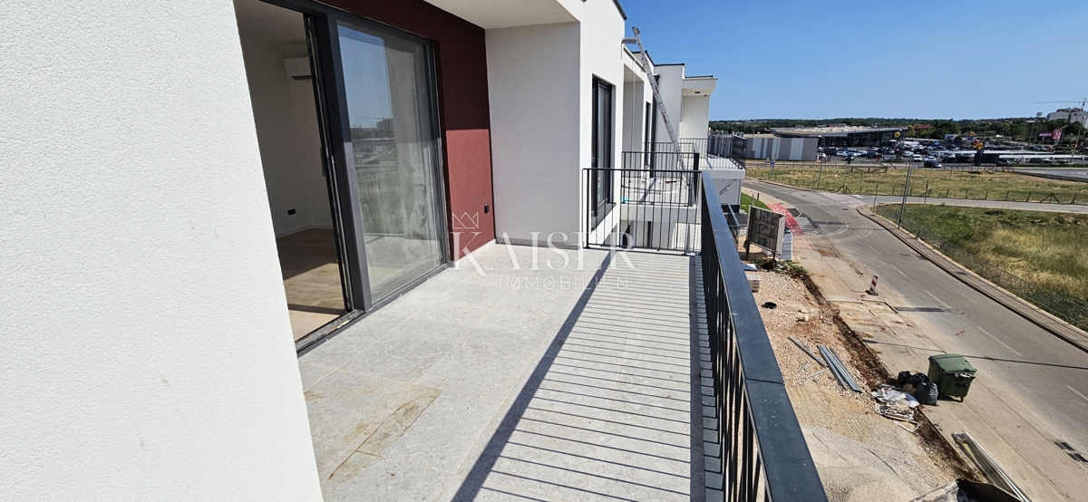 Istria, Umago - appartamento con una camera da letto in una nuova costruzione, 47m2, terzo piano, posizione attraente