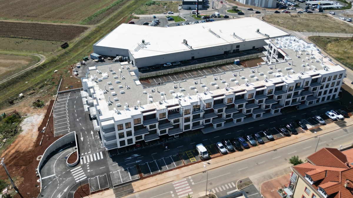 Istria, Umago - appartamento con una camera da letto in una nuova costruzione, 47m2, terzo piano, posizione attraente