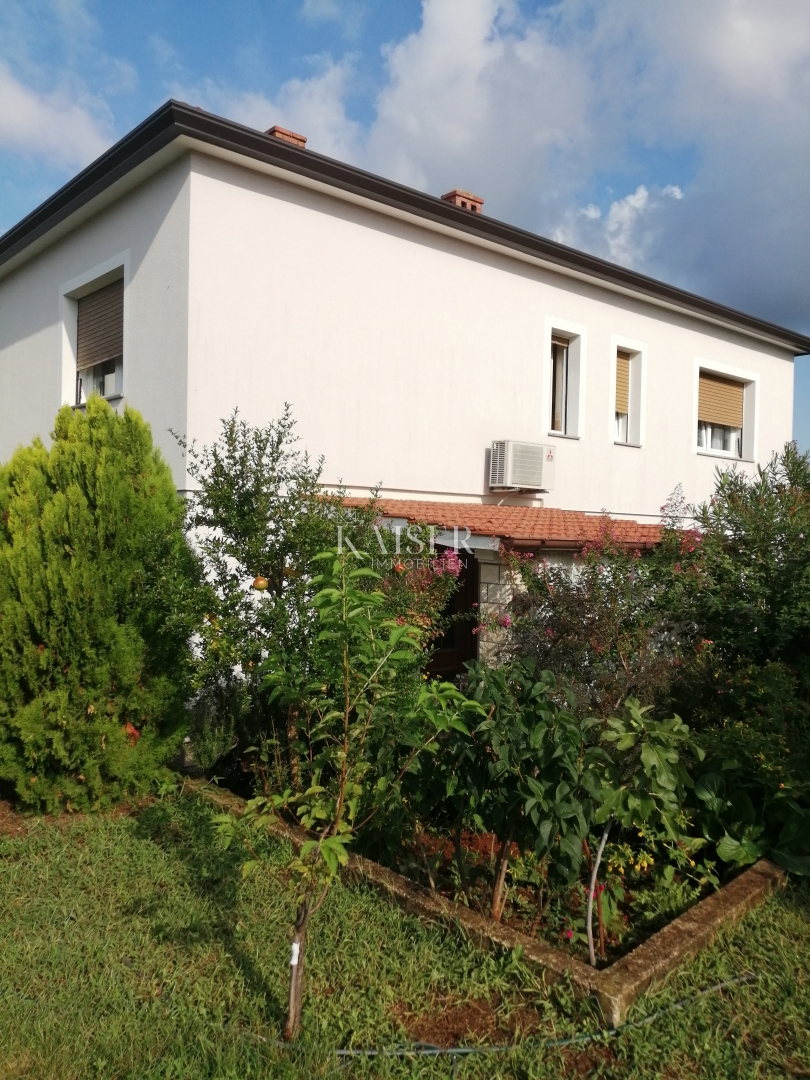 Istria, zona Umago - casa indipendente con 4 appartamenti e ampio giardino