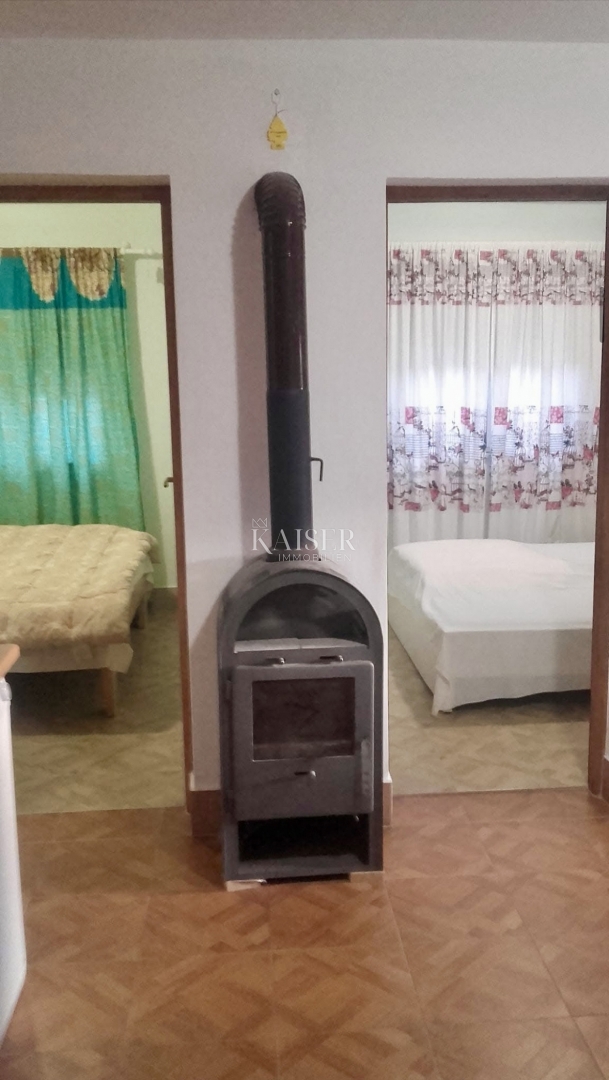 Vir, casa con due unità separate, a 200 m dal mare