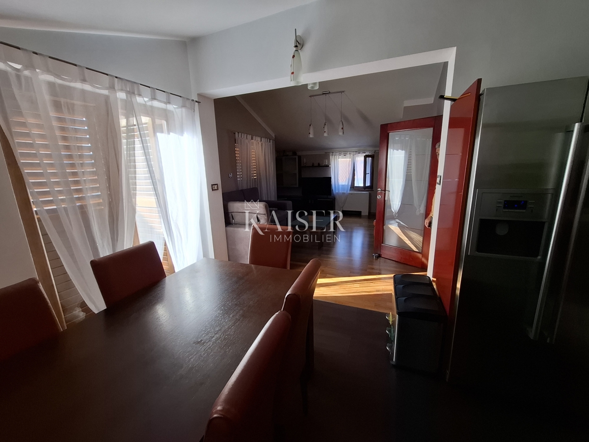 Isola di Cres, Cres, casa con più appartamenti