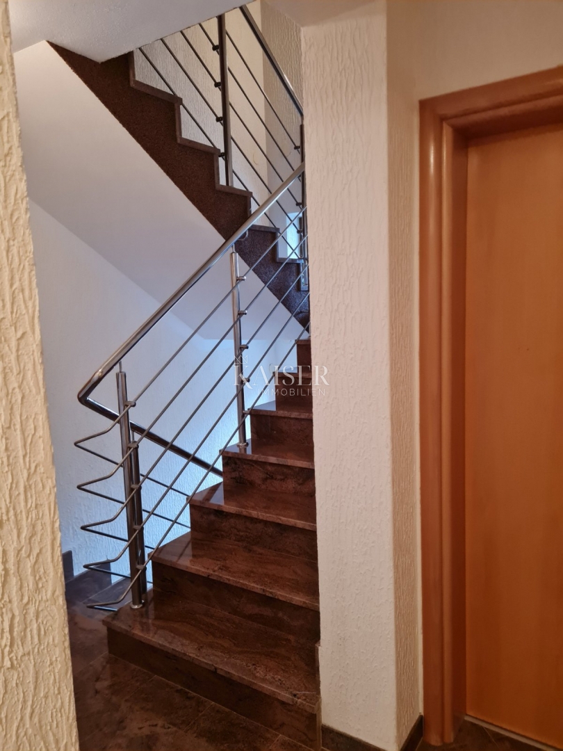 Isola di Cres, Cres, casa con più appartamenti