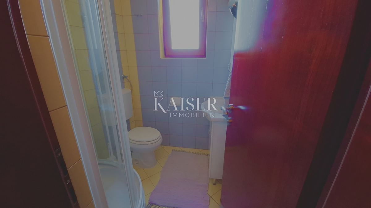 Isola di Cres, Cres, casa con più appartamenti