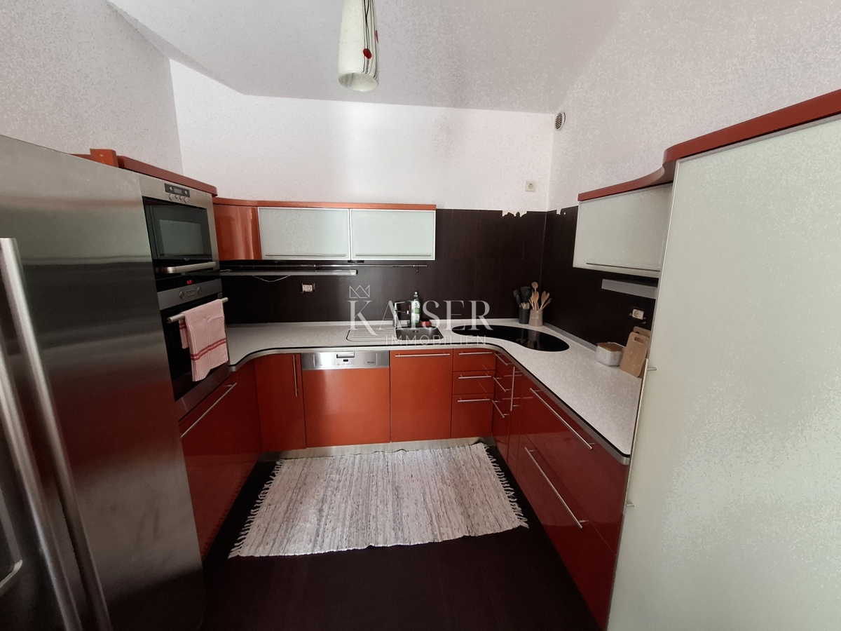 Isola di Cres, Cres, casa con più appartamenti