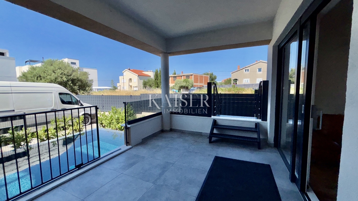 Zara - Sukošan: Lussuoso appartamento al piano terra con piscina, giardino e garage, a 50 m dal mare
