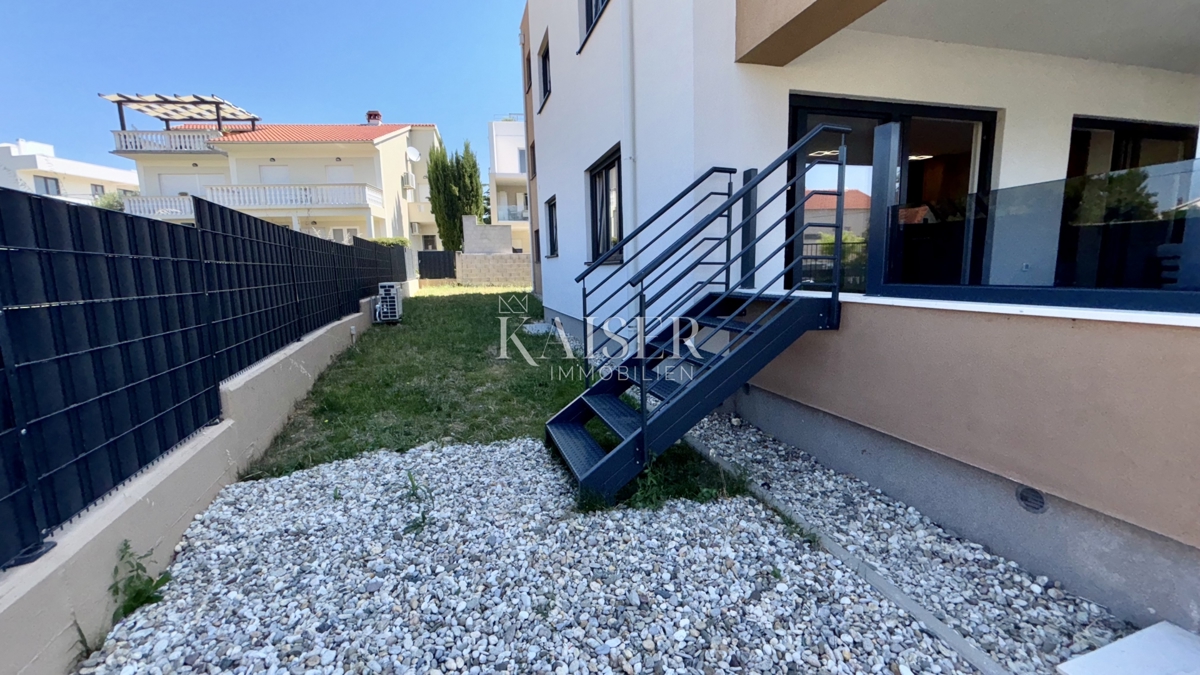 Zara - Sukošan: Lussuoso appartamento al piano terra con piscina, giardino e garage, a 50 m dal mare