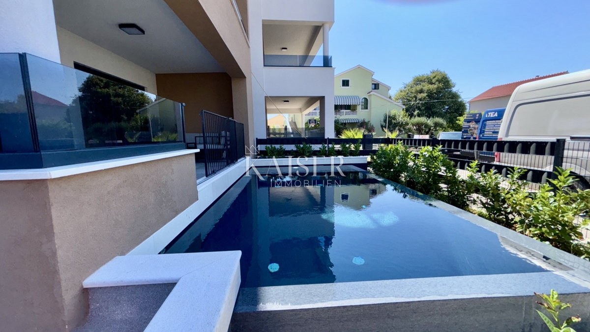 Zara - Sukošan: Lussuoso appartamento al piano terra con piscina, giardino e garage, a 50 m dal mare