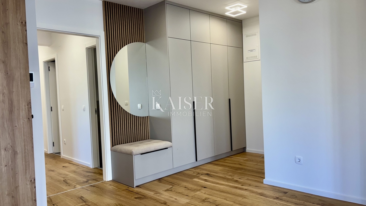 Zara - Sukošan: Lussuoso appartamento al piano terra con piscina, giardino e garage, a 50 m dal mare