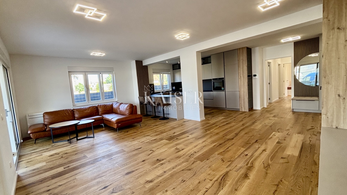 Zara - Sukošan: Lussuoso appartamento al piano terra con piscina, giardino e garage, a 50 m dal mare