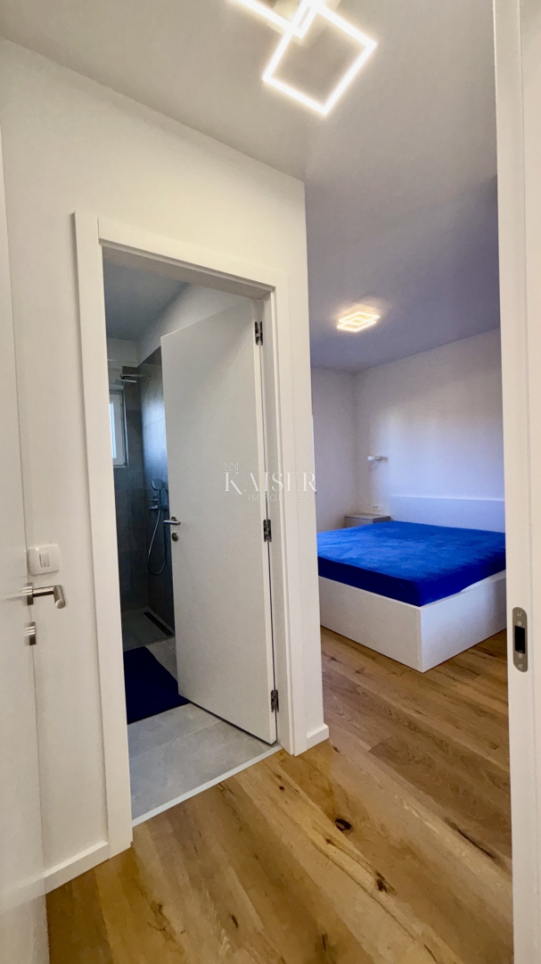 Zara - Sukošan: Lussuoso appartamento al piano terra con piscina, giardino e garage, a 50 m dal mare