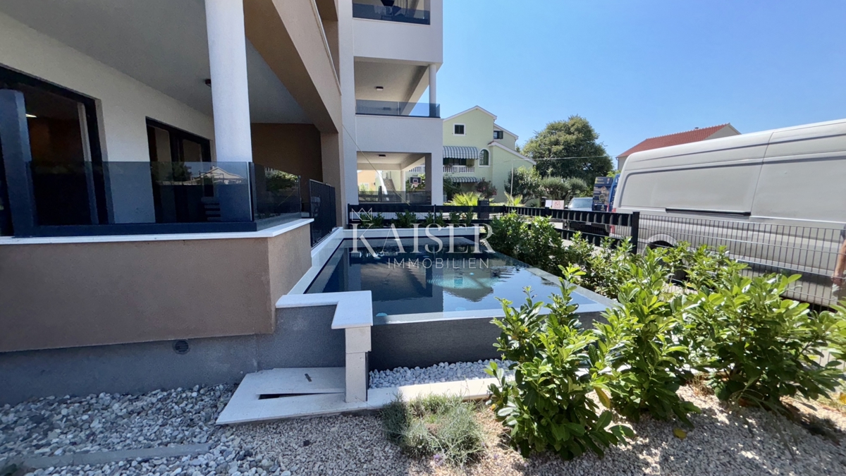 Zara - Sukošan: Lussuoso appartamento al piano terra con piscina, giardino e garage, a 50 m dal mare