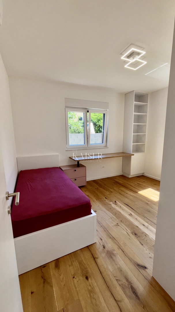 Zara - Sukošan: Lussuoso appartamento al piano terra con piscina, giardino e garage, a 50 m dal mare