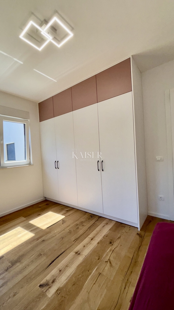 Zara - Sukošan: Lussuoso appartamento al piano terra con piscina, giardino e garage, a 50 m dal mare