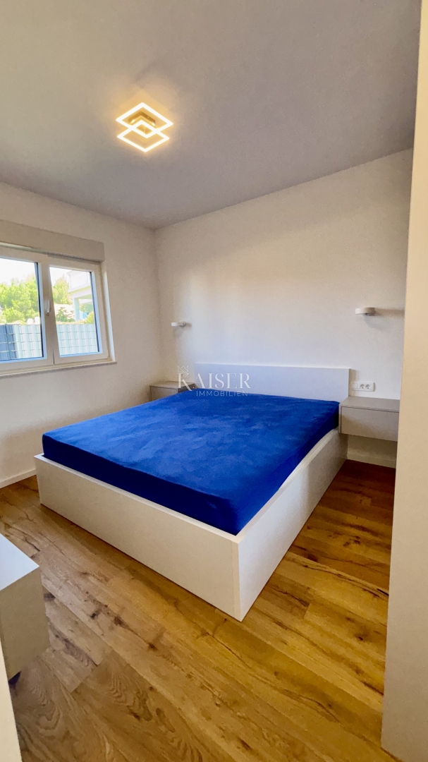 Zara - Sukošan: Lussuoso appartamento al piano terra con piscina, giardino e garage, a 50 m dal mare