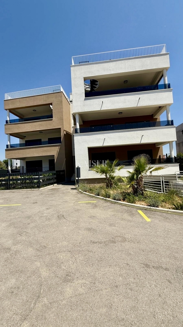 Zara - Sukošan: Lussuoso appartamento al piano terra con piscina, giardino e garage, a 50 m dal mare
