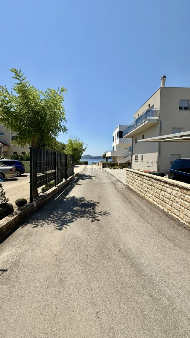 ZaraSukošan: Appartamento con tre camere da letto a 50 m dal mare con vista e terrazza